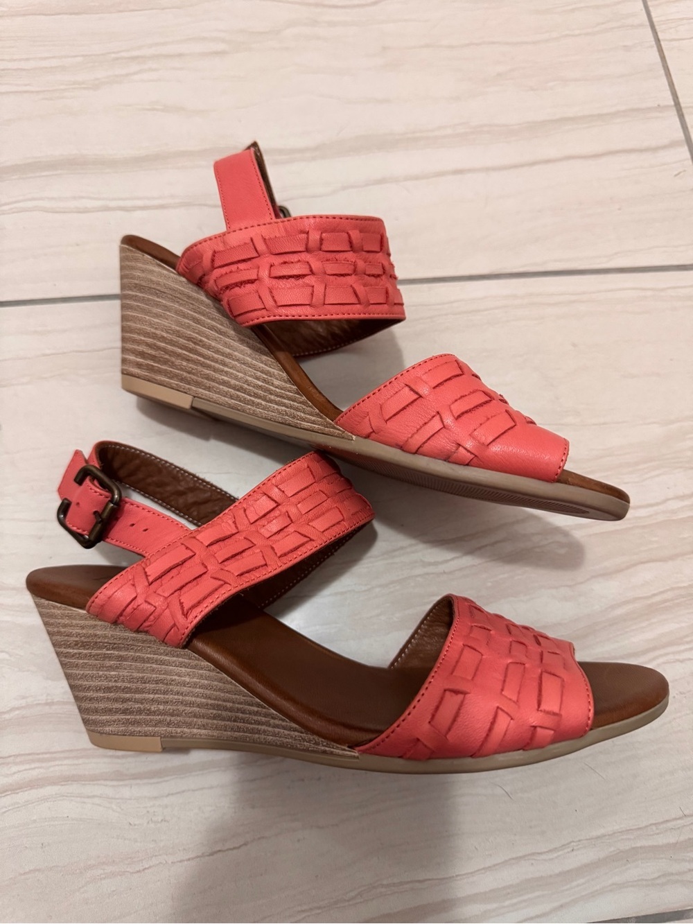 Bueno Misty Wedge Sandles in Coral  Leather Sz 38 - Picture 3 of 13